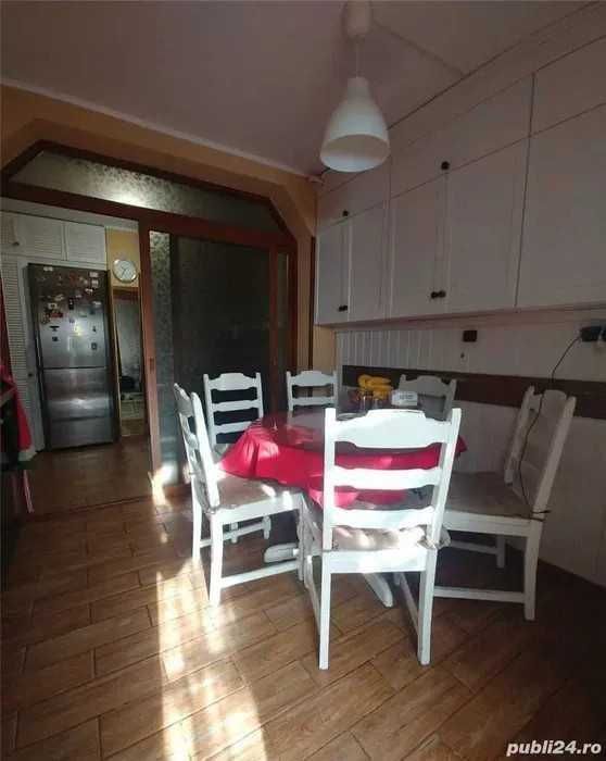Vând apartament 4 camere, 3 dormitoare si un living