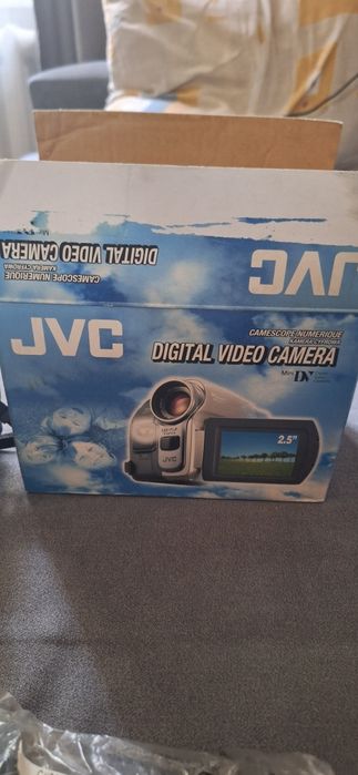 Видеокамера JVC.