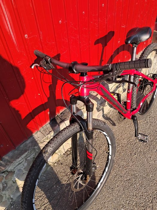 Vând bicicleta specializend in stare buna are roti de 29