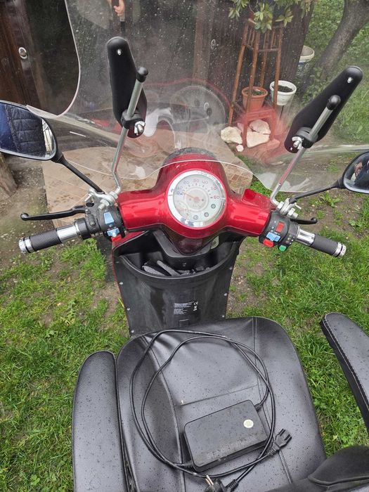 Vand triciclu electric pentru 2 persoae, folosit