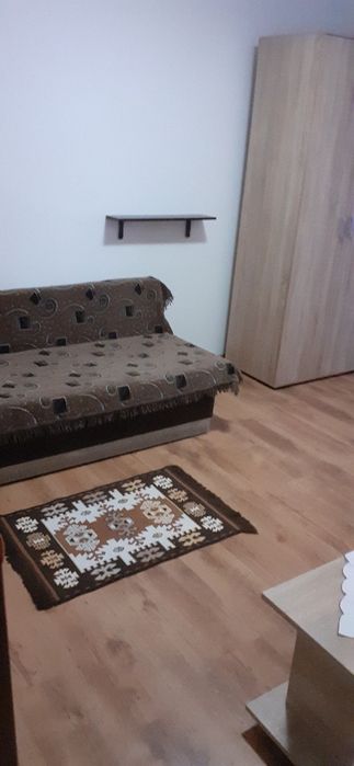 Închiriez garsoniera