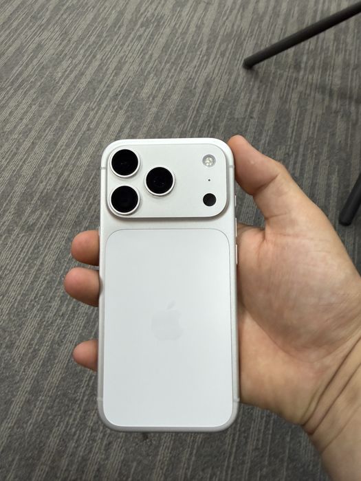 iPhone 17 pro silver sotiladi