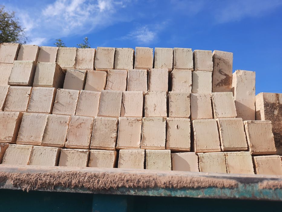 Pishkan g'isht yetkazib berish xizmati bilan