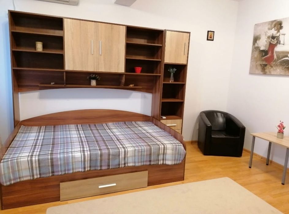 Vand pat încadrat în mobila