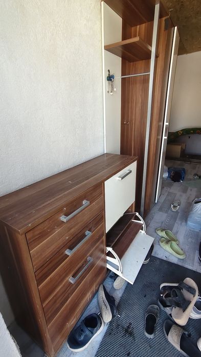 Отдам даром прихожую, шкафы