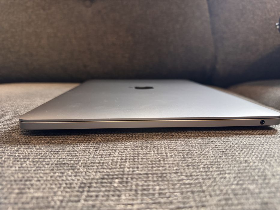 Нов Macbook Pro 13 m2 2022 99% капацитет 33 цикъла,зарядно 97w