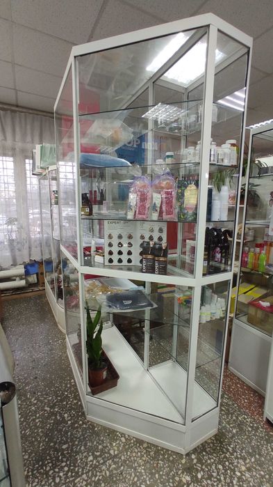 Продам стеклянную витрину