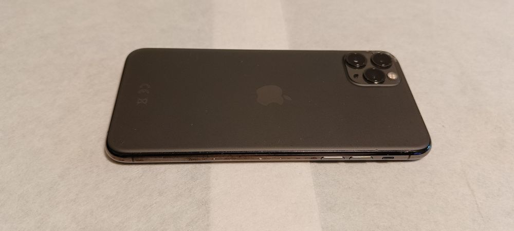 iPhone 11 pro max 256 GB  black se prezintă bine