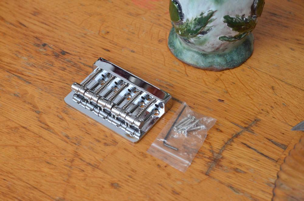 Bridge pentru chitara bas din metal.