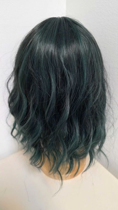 Perucă HAIRCUBE bob ondulat verde închis cu breton, sintetică