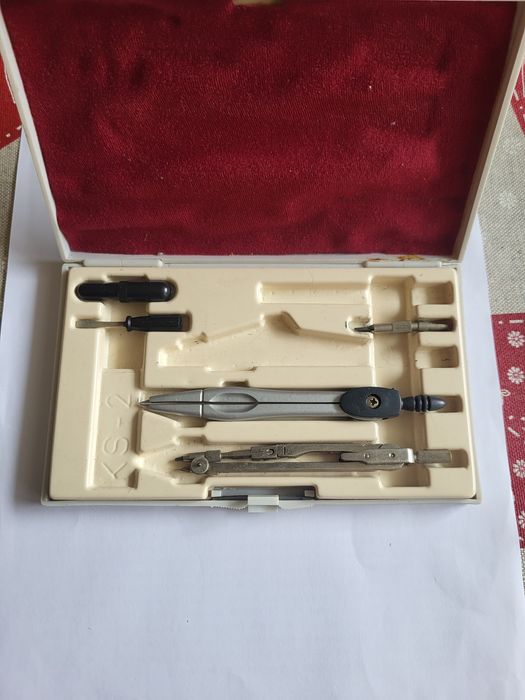 Специализиран триъгълник и чертожни инструменти