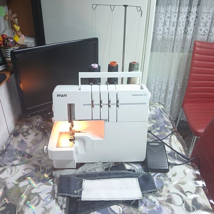 Masina de surfilat cu 2 ace si 4 fire overlock PFAFF  hobbylock  2,5