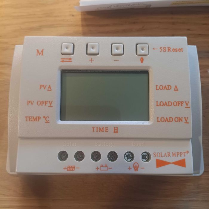 НОВ! Интелигентен соларен контролер 10A, 12V/24V, PWM + MPPT