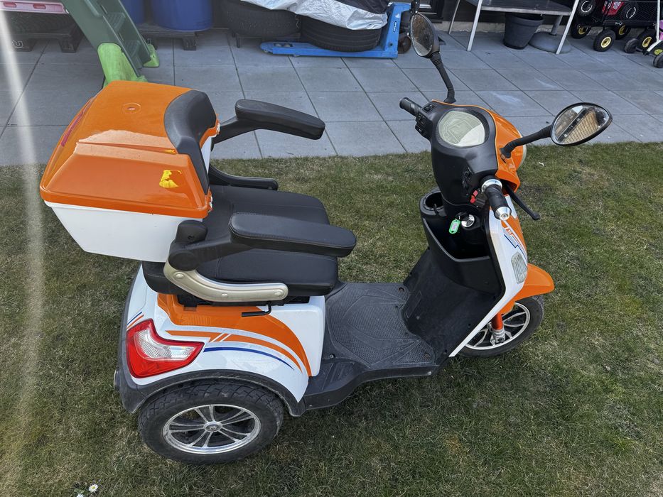 Permobil cu lada de depozitare