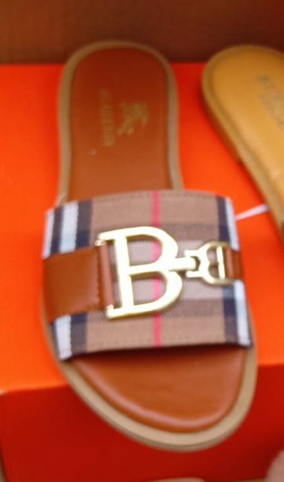Papuci dama Burbbery,super model, logo metalic auriu,marimi 37-41,saculet, etichetă