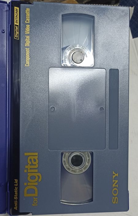 Профессиональные   кассеты видеомагнитофон и видеокамера