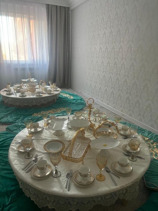 круглый стол с посудой