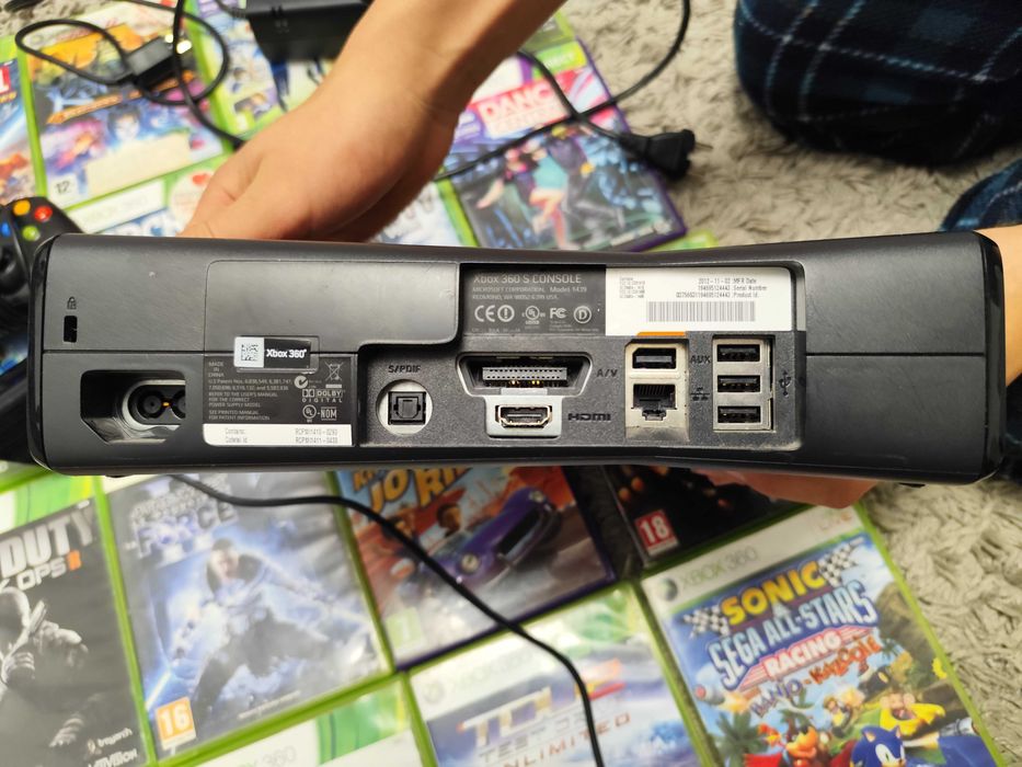 Vând Xbox 360 cu senzor kinect și 12 jocuri