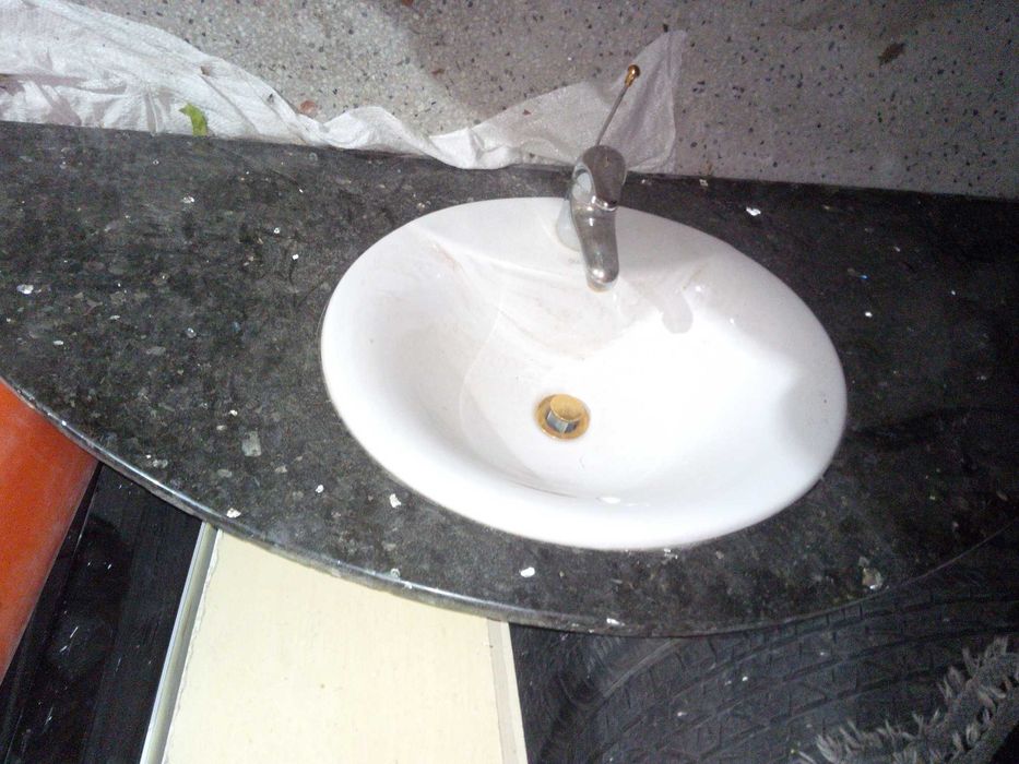 Мивка вградена в гранитен плот