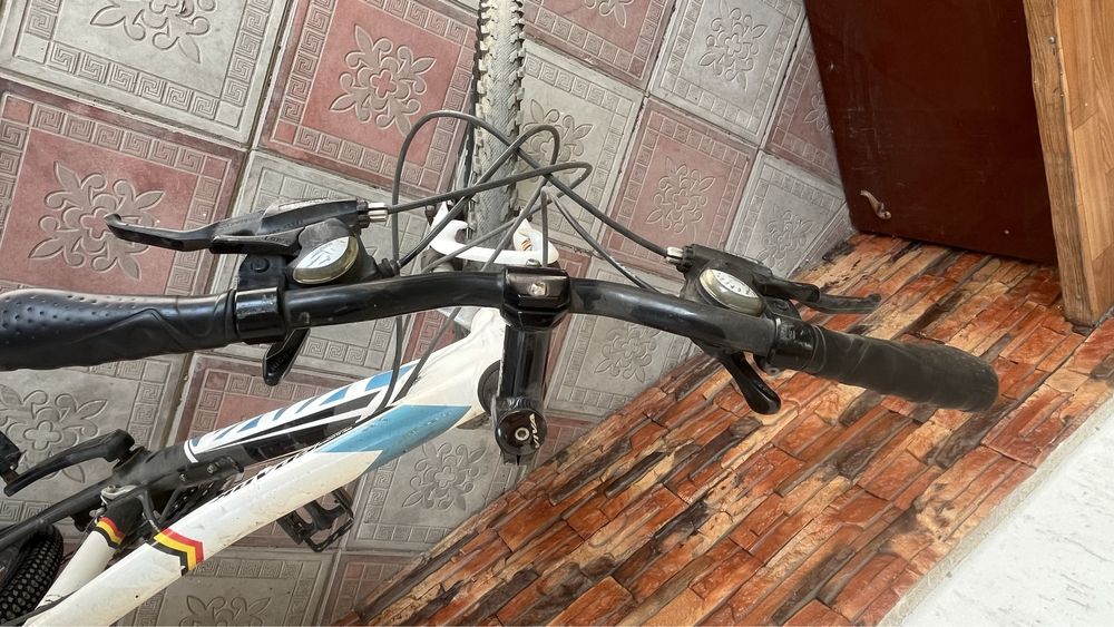 Спортивный белый велосипед