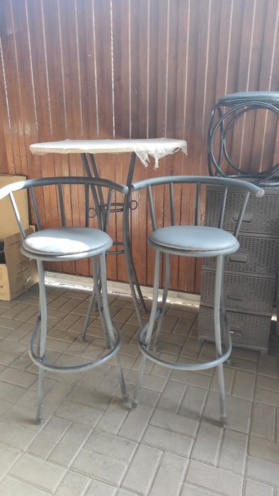 Барный стол со стульями