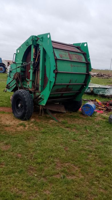 Продам рулоновый пресс подборщик.