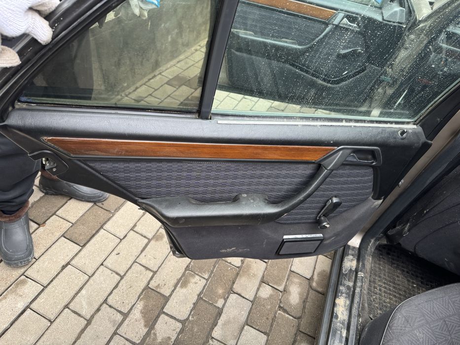 Продам обшивки мерседес 124