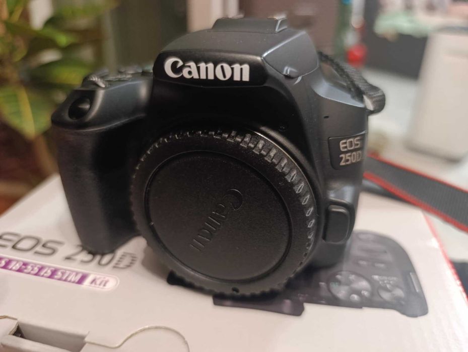 DSLR фотоапарат CANON EOS 250D + 3 обективa
