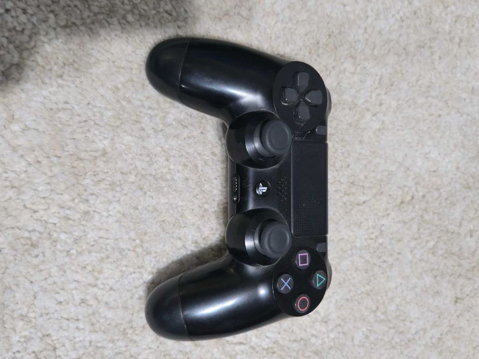 PS4 cu maneta si 20 jocuri
