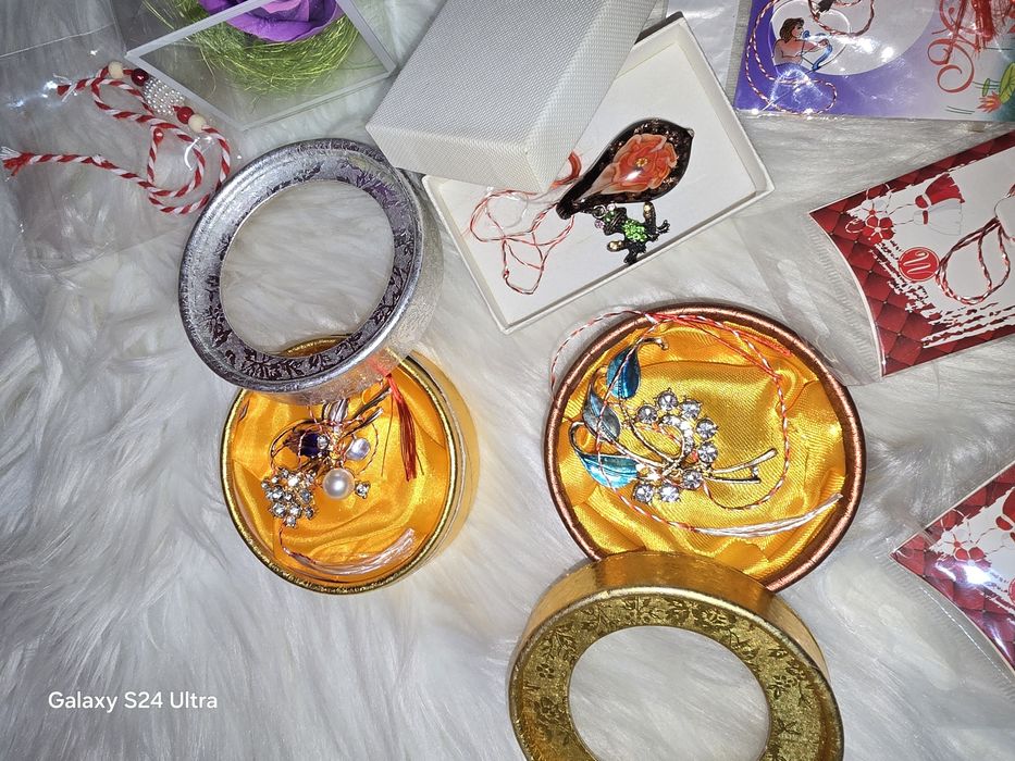 Mărțișoare, broșe