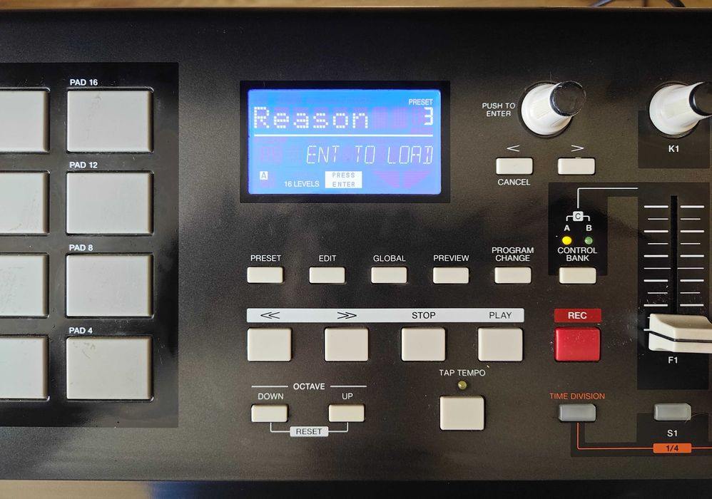 Продавам: Akai Professional MPK88 Keyboard Controller