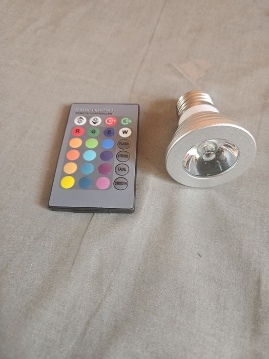 Bec led cu telecomanda