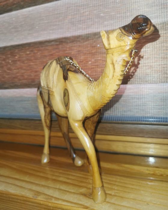 Антикварна ръчно резбована фигура на камила масивно маслиново дърво !