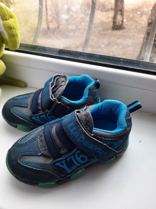 Продам кроссовки на мальчика.