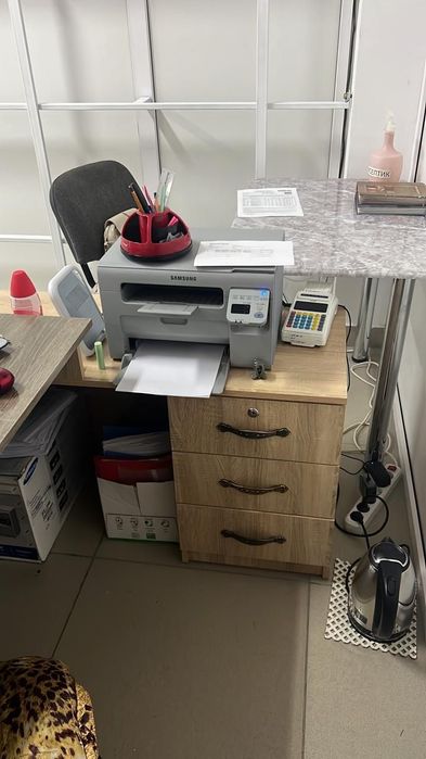 Продам офисную мебель стол и тумбочка