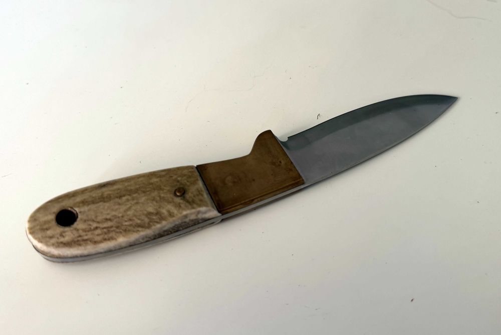 Cuțit Vânătoare Bushcraft Full Tang Corn Cerb Alamă + Teacă Piele