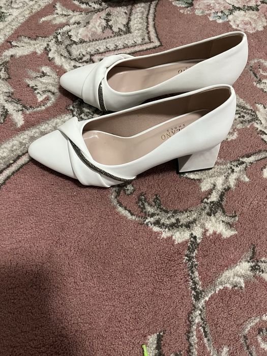 Продается в отличном состочнии туфли белые