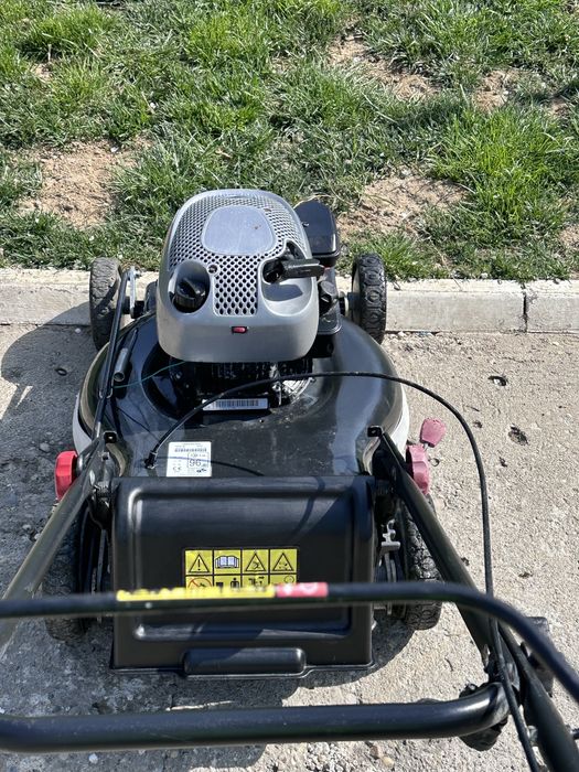 Coasa gazon cu tractiune impecabila