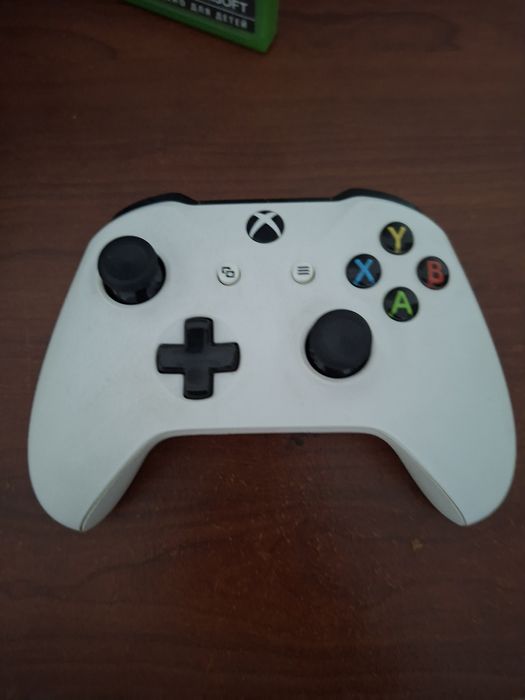 Xbox one s + 2 джойстиками и 6 играми