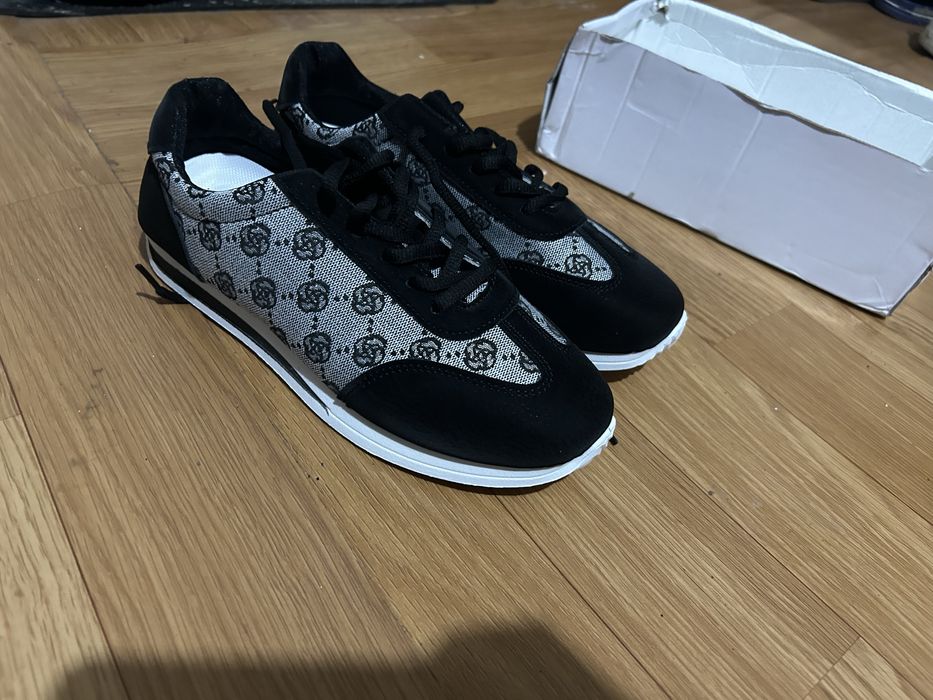 кроссовки новые.