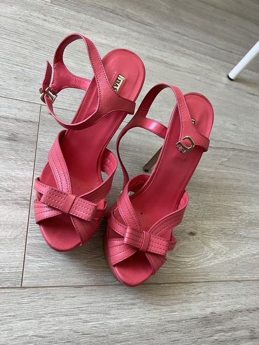 Продам босоножки Basconi