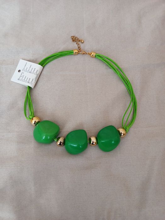 Ефектно бижу със зелени камъни