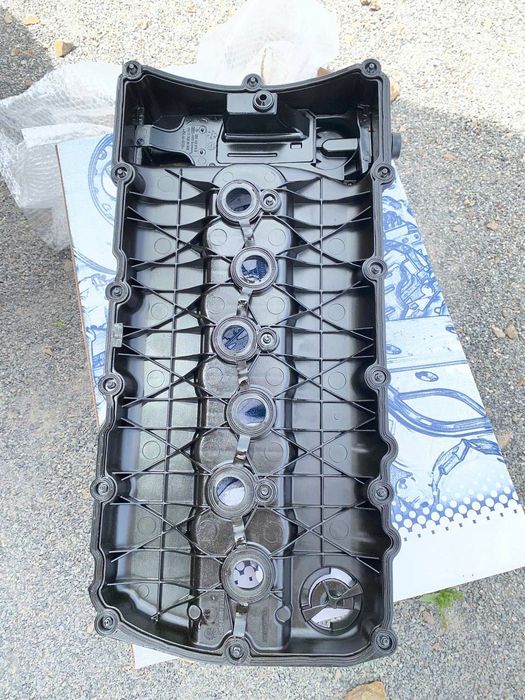 Продавам капак на клапаните.