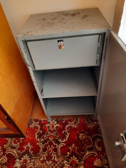 Seyf, ikki qavatli. Qulf kaliti bor. 1.5 metrli.