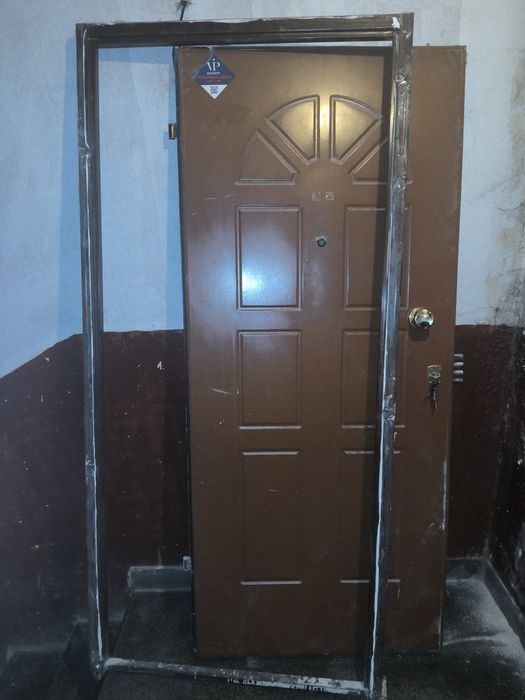 Блиндирана входна външна врата. Перфектна + топ брава + стоманена каса