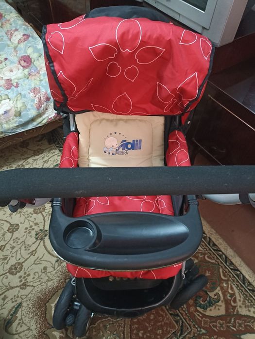 Коляска почти новая. Прокатались один раз. Есть все наборы накидок .