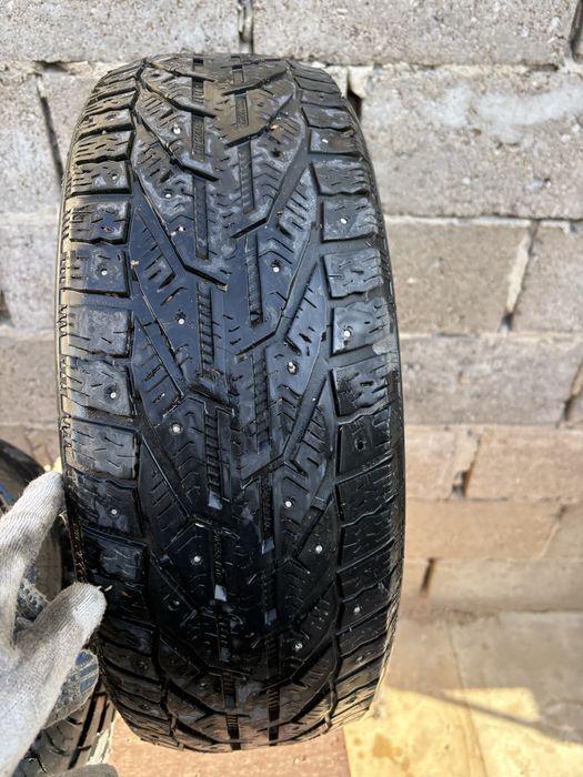 Продам 2 шины Viatti и 1 шипованную