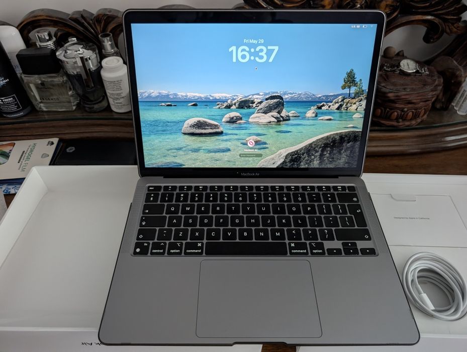 Vand MacBook Air Silver Gray, Apple M1 256GB, 8GB DDR4, baterie 99%