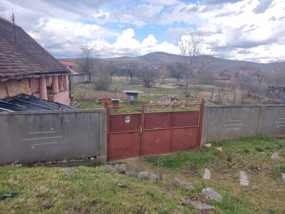 Vând casa cu grădină la Miniș-Ghioroc