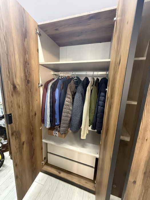 Dulap dressing 6 uși cu oglinzi , modern, stare perfectă